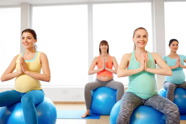 Mulheres grávidas sentadas em bolas de exercício no ginásio — Fotografia de Stock