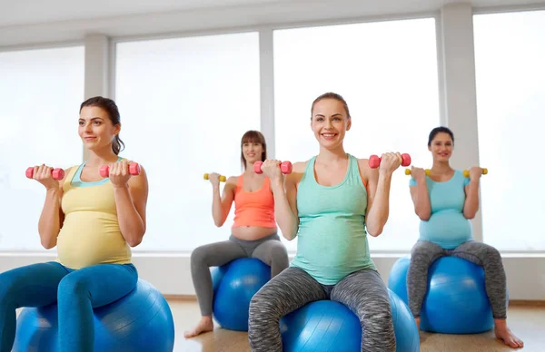 Mulheres grávidas treinando com bolas de exercício no ginásio — Fotografia de Stock