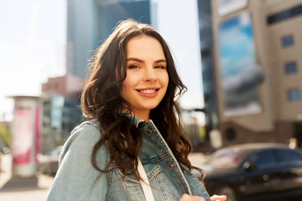 Gelukkig lachende jonge vrouw op zomer stad straat — Stockfoto