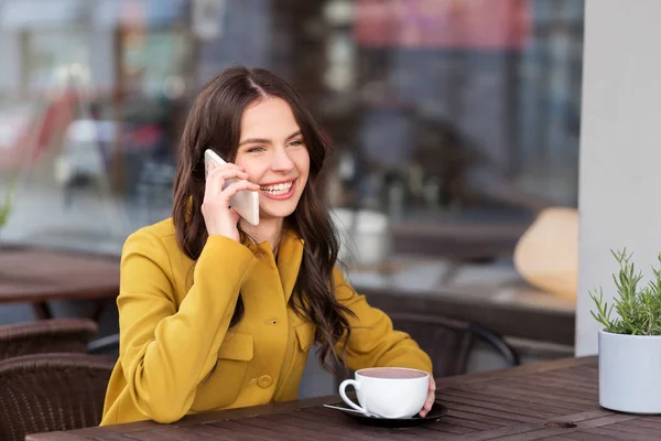 Chica adolescente llamando en el teléfono inteligente en el café de la ciudad —  Fotos de Stock