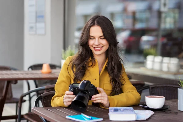 Touriste ou adolescente avec caméra au café de la ville — Photo