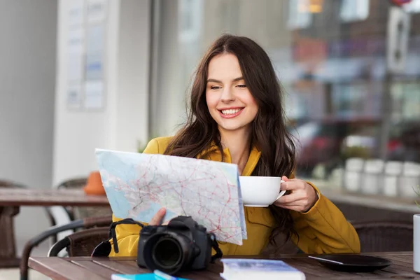 Mutlu kadın kakao city café'de içme harita ile — Stok fotoğraf