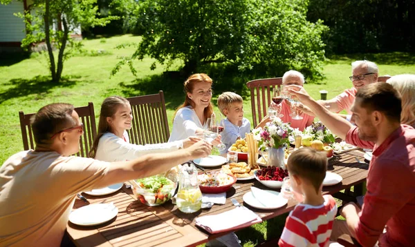 Mutlu bir aile yemek yiyor ya da bahçe partisi veriyor. — Stok fotoğraf