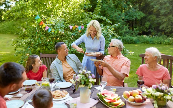 人的概念 幸福的家庭有节日晚餐或夏天花园聚会 — 图库照片