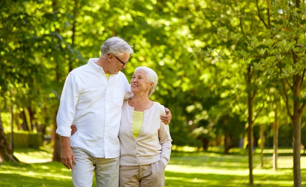 Happy senior couple hugging in city park — Stock Photo, Image