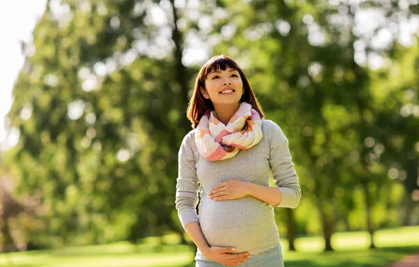 Glad gravid asiatisk kvinna på park — Stockfoto