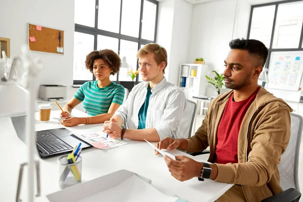 Trabajadores creativos felices con ordenadores portátiles en la oficina — Foto de Stock