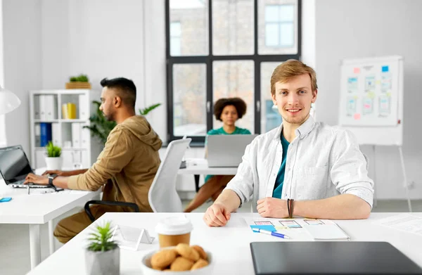 Lavoratore creativo maschile con computer portatile a ufficio — Foto Stock