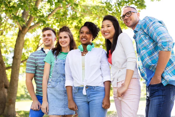 Happy internationale vrienden in het park — Stockfoto