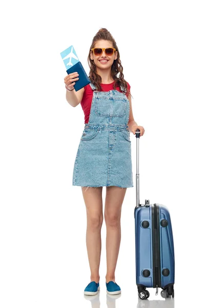 Tienermeisje met reizen tas en air ticket — Stockfoto