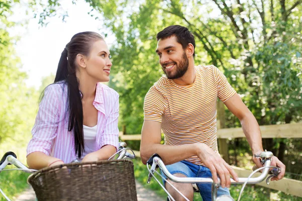 Casal feliz com bicicletas no parque de verão — Fotografia de Stock