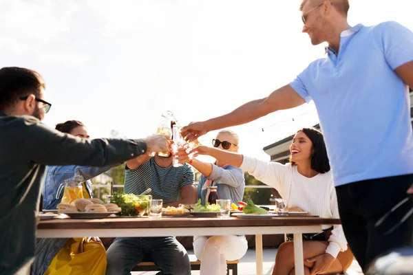 Amici felici brindare bevande alla festa sul tetto — Foto Stock