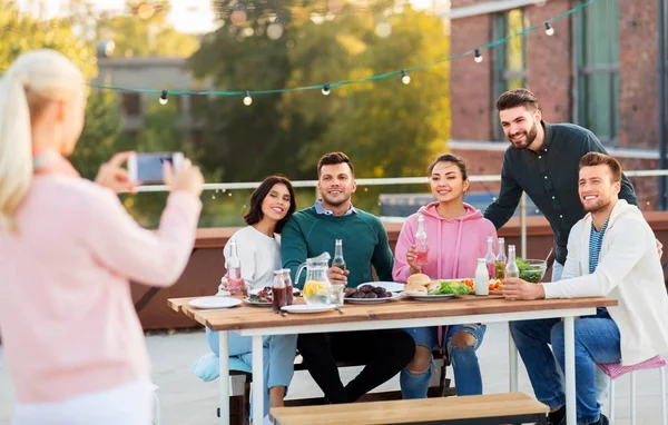 Przyjaciele Happy fotografowanie na imprezie na dachu — Zdjęcie stockowe