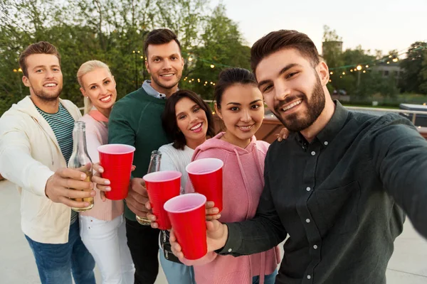 Φίλοι με ποτά λήψη selfie σε πάρτι στον τελευταίο όροφο — Φωτογραφία Αρχείου