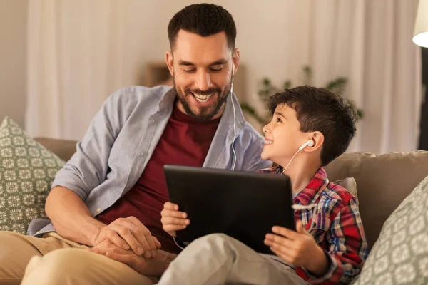 Father and son listening to music on tablet pc — Stock Photo, Image
