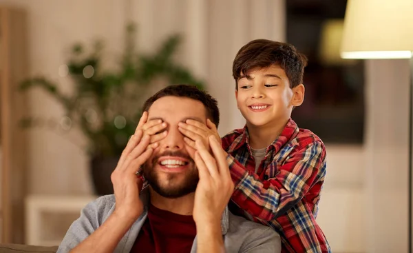 Heureux père et petit fils jouer à la maison — Photo