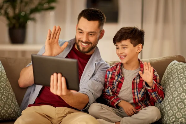 Pai e filho com tablet pc ter chat de vídeo — Fotografia de Stock