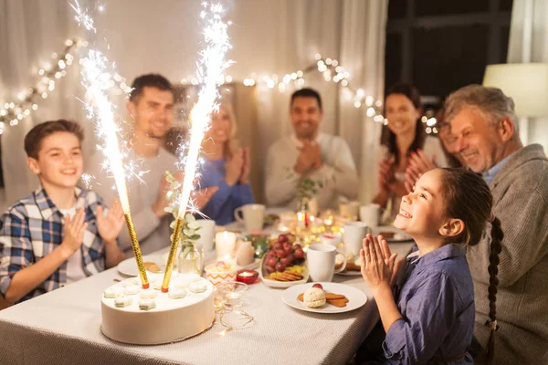 Glückliche Familie beim Abendessen zu Hause — Stockfoto