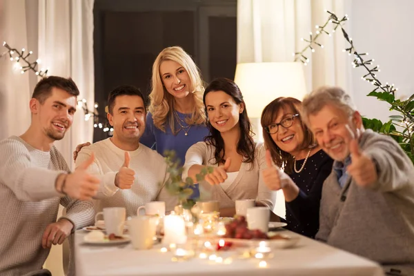 Heureux famille ayant thé partie à la maison — Photo