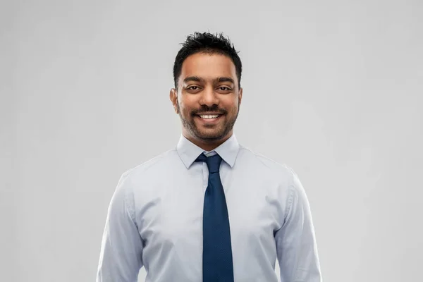 Homme d'affaires indien en chemise avec cravate sur gris — Photo
