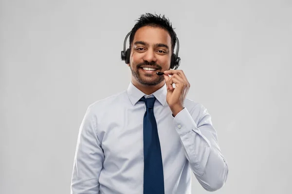 Indischer Geschäftsmann oder Helpline-Betreiber im Headset — Stockfoto