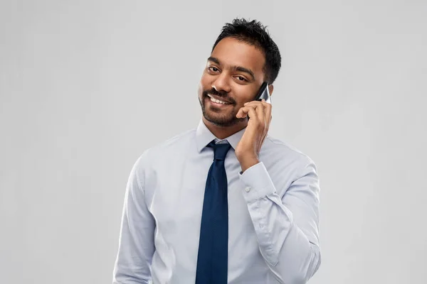 Indischer Geschäftsmann telefoniert mit Smartphone — Stockfoto