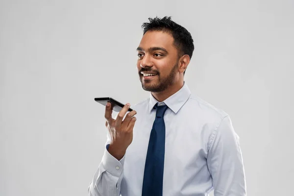 Hombre de negocios usando comando de voz en el teléfono inteligente — Foto de Stock