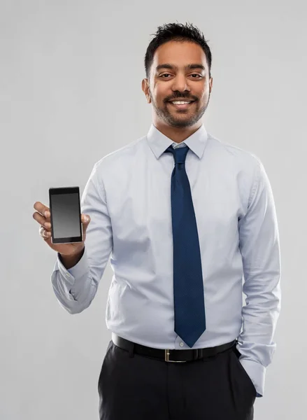 Empresário indiano com smartphone — Fotografia de Stock