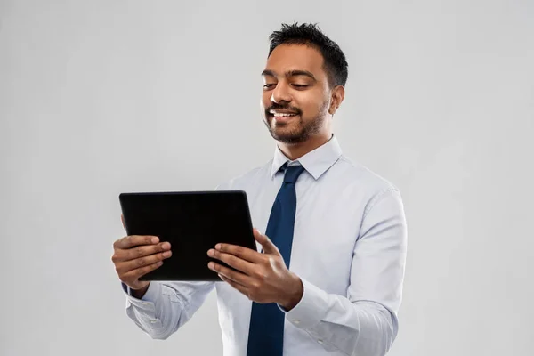 Indyjski biznesmen z komputerem typu tablet pc — Zdjęcie stockowe