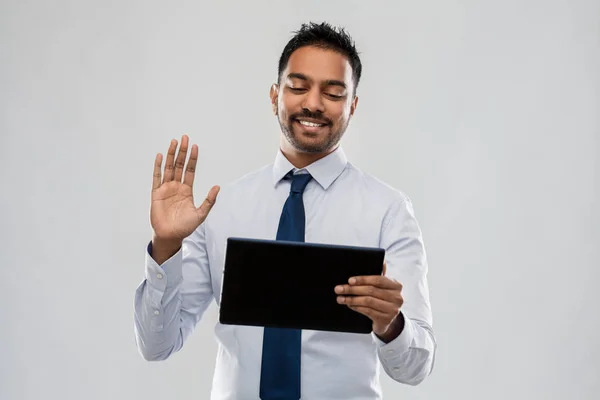 Indiase zakenman met video-oproep op Tablet PC — Stockfoto