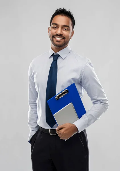 Uomo d'affari indiano con appunti e quaderno — Foto Stock