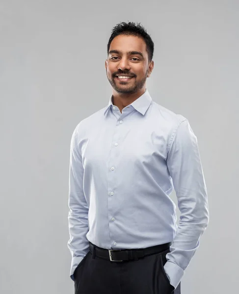 Индийский бизнесмен в рубашке на сером фоне — стоковое фото