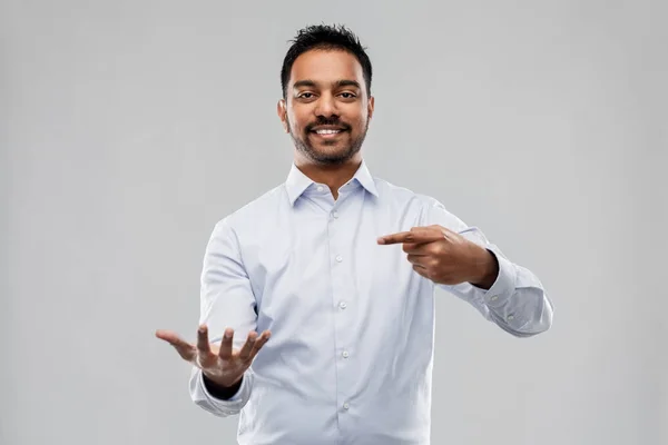 Indischer Geschäftsmann mit etwas Unsichtbarem — Stockfoto