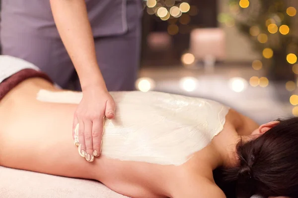 Vrouw met rug massage met room in spa — Stockfoto