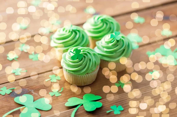 Patricks Dag Eten Vakantie Concept Groene Cakejes Klaver Houten Tafel — Stockfoto