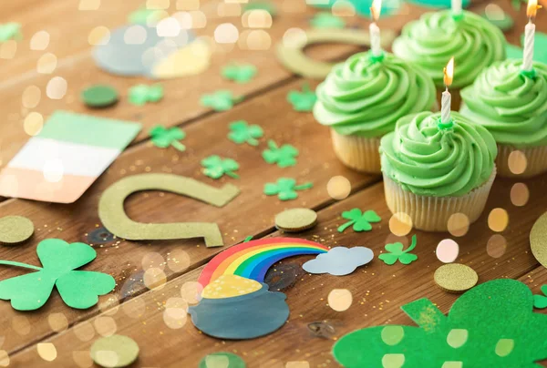 Πράσινο cupcakes και st Patricks ημέρα κόμμα στηρίγματα — Φωτογραφία Αρχείου