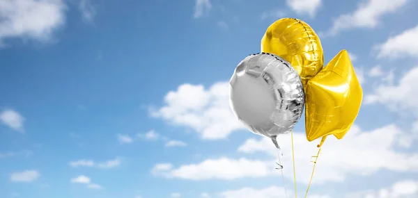 Három arany és ezüst helium balloons, fehér — Stock Fotó