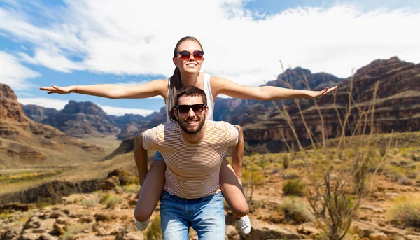 Couple having fun in summer over grand canyon — Stock Photo, Image