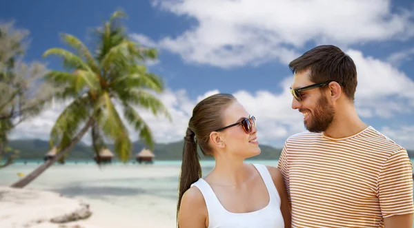 Gelukkige paar in zonnebril buiten in de zomer — Stockfoto