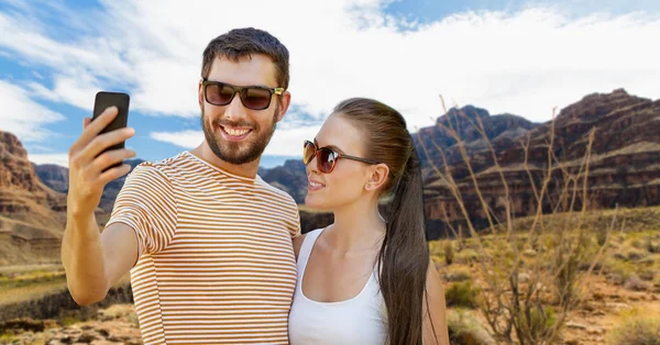 Pareja tomando selfie por smartphone en grand canyon —  Fotos de Stock