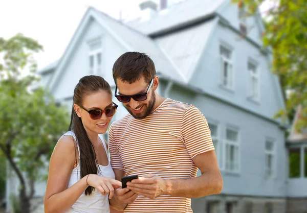 Människor Teknik Och Livsstil Koncept Lyckliga Par Med Smartphone Sommaren — Stockfoto