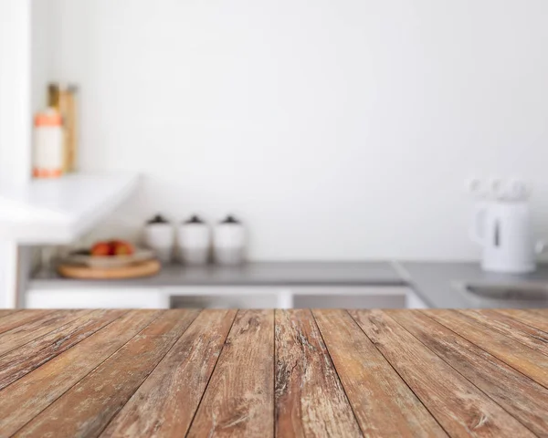Розмитий кухонний фон з дерев'яними дошками — стокове фото