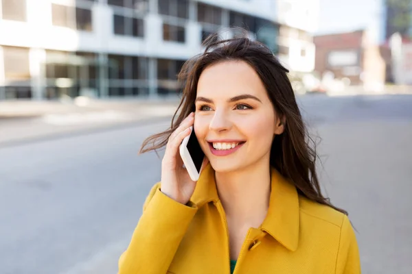 Uśmiechnięta młoda kobieta lub dziewczyna wywołanie na smartphone — Zdjęcie stockowe