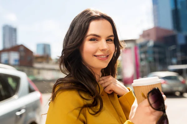 Heureuse jeune femme boire du café dans la rue de la ville — Photo