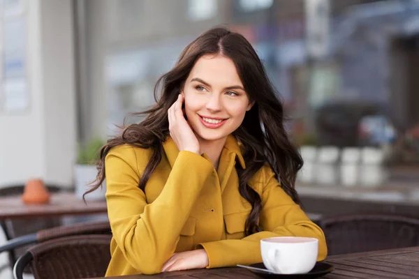 Adolescente beber chocolate caliente en café de la ciudad — Foto de Stock