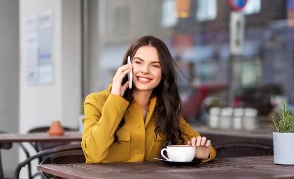 Chica adolescente llamando en el teléfono inteligente en el café de la ciudad —  Fotos de Stock