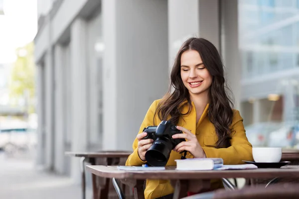 Turist veya kamera city Café ile genç kız — Stok fotoğraf