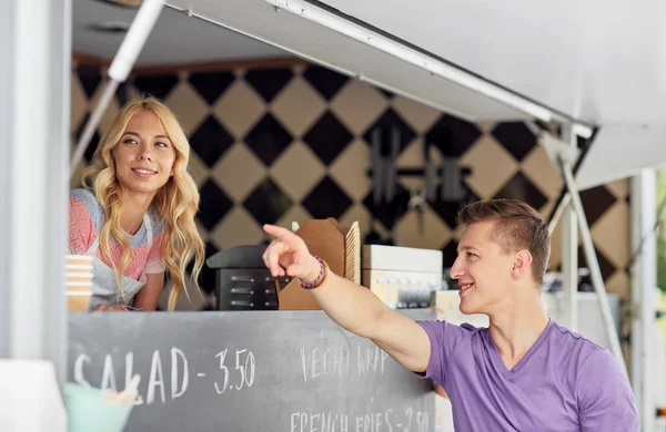 Vendedora no caminhão de alimentos servindo cliente masculino — Fotografia de Stock