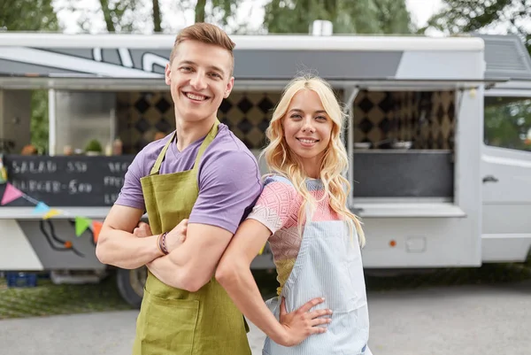 Ευτυχισμένο ζευγάρι των νέων πωλητών στο φορτηγό τροφίμων — Φωτογραφία Αρχείου