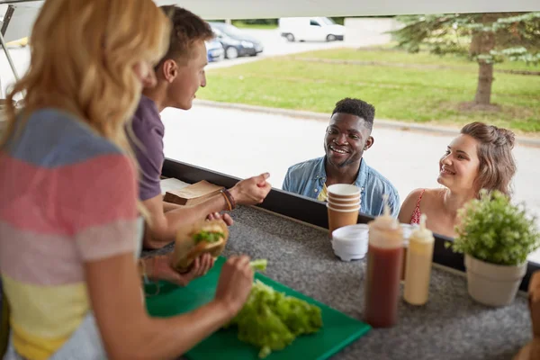 Clients couple commande hamburgers au camion alimentaire — Photo